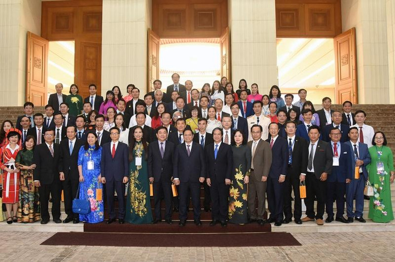 Thủ tướng Phạm Minh Chính, Phó Thủ tướng Vũ Đức Đam, lãnh đạo Bộ Giáo dục và Đào tạo, Bộ Lao động-Thương binh và Xã hội, Công đoàn Giáo dục Việt Nam chụp ảnh cùng các nhà giáo tiêu biểu.