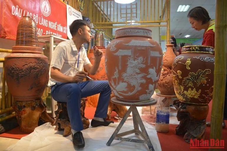 Gian hàng gốm tham gia thi tay nghề tại Hội chợ.