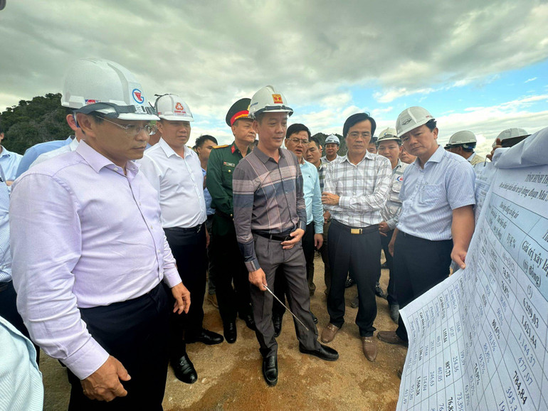 Bộ trưởng Nguyễn Văn Thắng (ngoài cùng bên trái) trực tiếp thị sát dự án thành phần Mai Sơn-Quốc lộ 45.