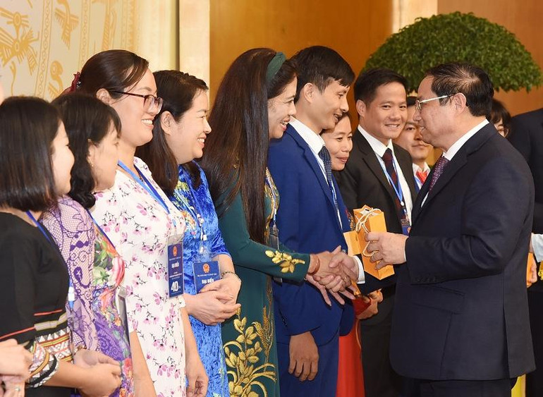 Thủ tướng Chính phủ tặng quà cho các nhà giáo tiêu biểu.