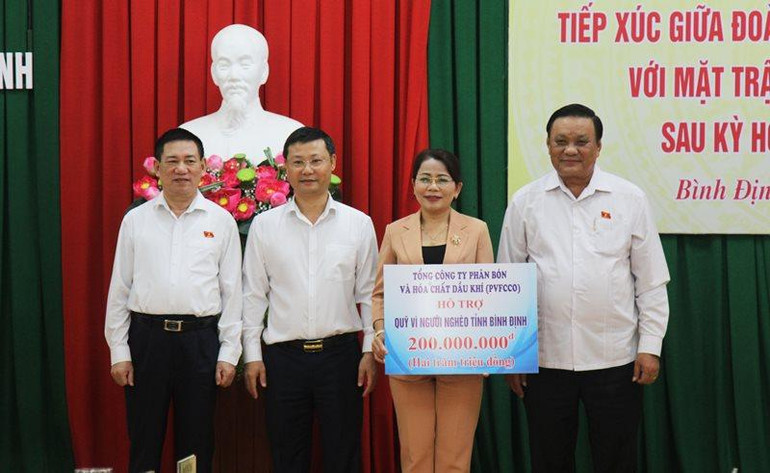 Đoàn công tác của Bộ trưởng Bộ Tài chính Hồ Đức Phớc đã trao 200 triệu đồng cho Quỹ Vì người nghèo tỉnh Bình Định.