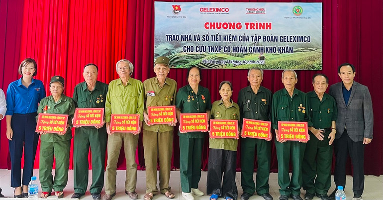 Trao sổ tiết kiệm cho 8 cựu thanh niên xung phong có hoàn cảnh khó khăn.