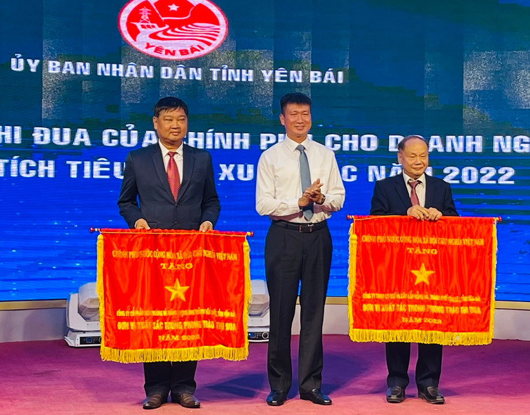 Các đơn vị được Chính phủ tặng cờ thi đua tại lễ gặp mặt.