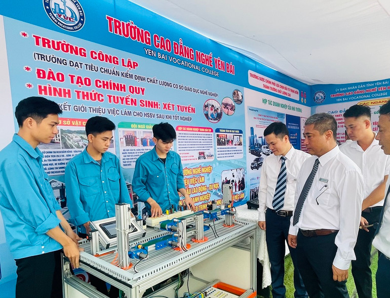 Trường cao đẳng Nghề Yên Bái giới thiệu việc làm cho khách tham quan.