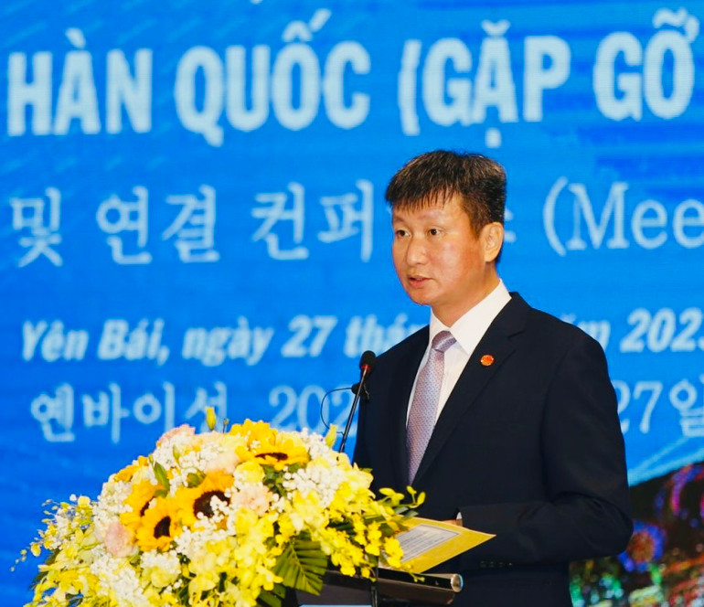 Chủ tịch Ủy ban nhân dân tỉnh Yên Bái Trần Huy Tuấn phát biểu tại hội nghị.