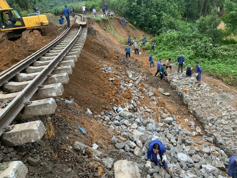 Công nhân Công ty cổ phần Đường sắt Yên Lào xếp rọ đá khắc phục hậu quả thiên tai để bảo đảm thông tuyến vào chiều 8/10.