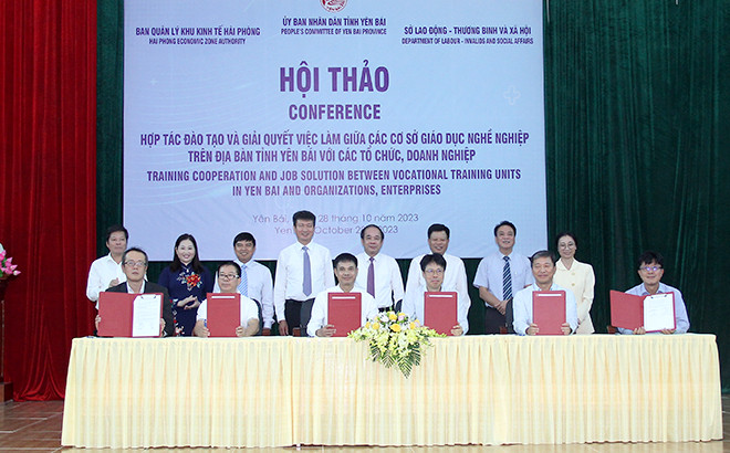 Các đơn vị ký kết thỏa thuận hợp tác đào tạo lao động.