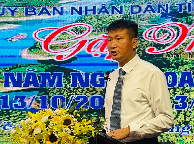 Chủ tịch Ủy ban nhân dân tỉnh Trần Huy Tuấn phát biểu chúc mừng Ngày Doanh nhân Việt Nam.