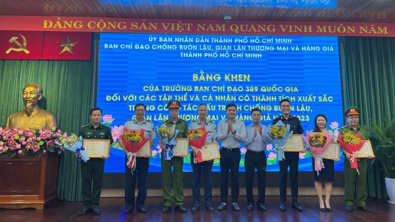 Các cá nhân và tập thể được tuyên dương về thành tích xuất sắc trong công tác đấu tranh chống buôn lậu, gian lận thương mại và hàng giả trong năm 2022, 2023. Các cá nhân và tập thể được tuyên dương về thành tích xuất sắc trong công tác đấu tranh chống buôn lậu, gian lận thương mại và hàng giả trong năm 2022, 2023.