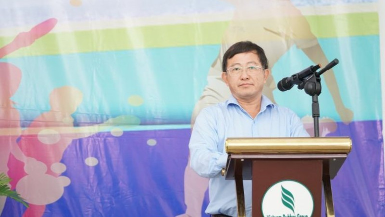 Ông Huỳnh Kim Nhựt, Phó Tổng Giám đốc VRG, Chủ tịch Công đoàn Cao-su Việt Nam phát biểu tại lễ khai mạc hội thao khu vực V - Campuchia.