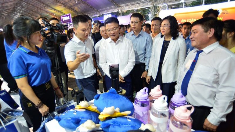 Phó Thủ tướng Chính phủ Lê Thành Long cùng các đại biểu trải nghiệm thanh toán bằng công nghệ xác thực sinh trắc học tại gian hàng Napas. (Ảnh: QUANG ĐỊNH)