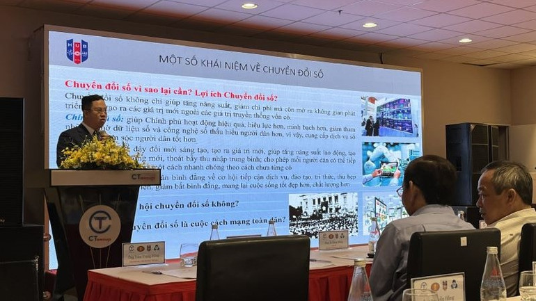 Phó Giáo sư, Tiến sĩ Nguyễn Đức Trung, Hiệu trưởng Trường Đại học Ngân hàng Thành phố Hồ Chí Minh chia sẻ giải pháp triển khai chuyển đổi số cho đồng bằng sông Cửu Long. (Ảnh: ANH THƯ)