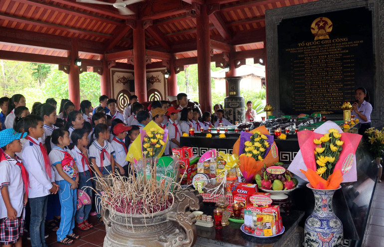 Các em học sinh tham quan Khu di tích lịch sử Truông Bồn. (Ảnh: NGUYỄN OANH)