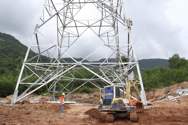 Khẩn trương thi công Đường dây 500kV Vĩnh Tân-Vân Phong.