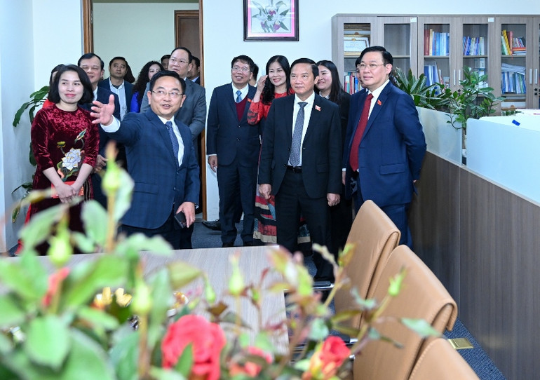 Chủ tịch Quốc hội Vương Đình Huệ thăm trụ sở của Viện Nghiên cứu lập pháp.