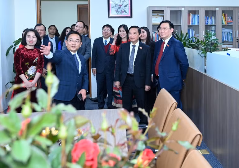 Chủ tịch Quốc hội Vương Đình Huệ thăm trụ sở của Viện Nghiên cứu lập pháp.