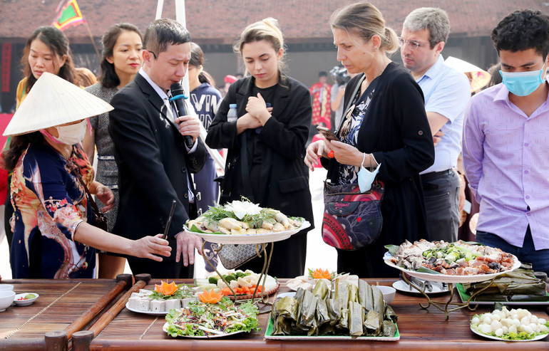 Giới thiệu các món ăn ngày Tết cho bạn bè quốc tế.