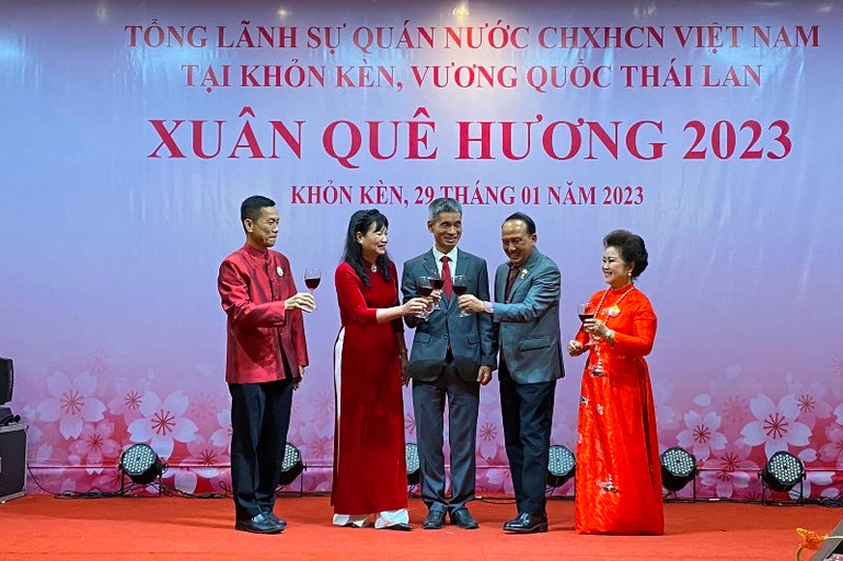 Tổng Lãnh sự Chu Đức Dũng và các quan khách cùng nâng ly chúc mừng năm mới.