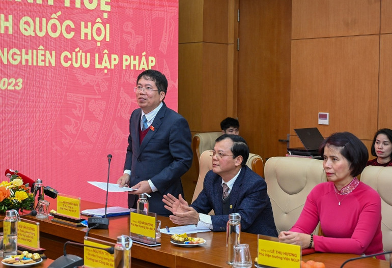 Viện trưởng Viện Nghiên cứu lập pháp Nguyễn Văn Hiển phát biểu báo cáo tại buổi gặp mặt.