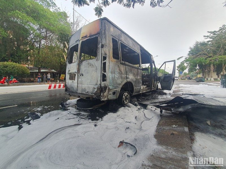 Xe ô-tô 16 chỗ bị cháy rụi trơ khung hoàn toàn.