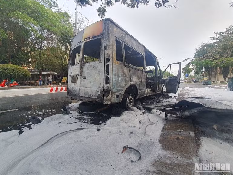 Xe ô-tô 16 chỗ bị cháy rụi trơ khung hoàn toàn.
