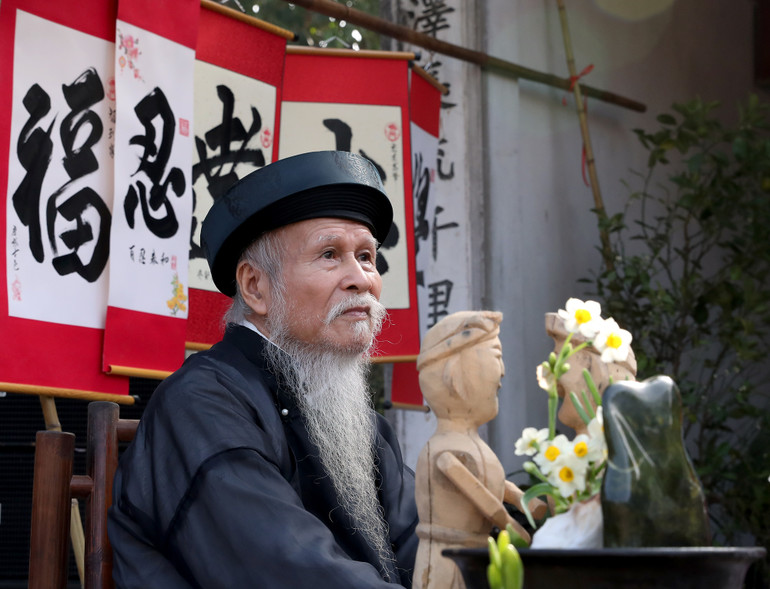 Hình ảnh đậm sắc màu Tết cổ truyền tại không gian đình Mông Phụ.