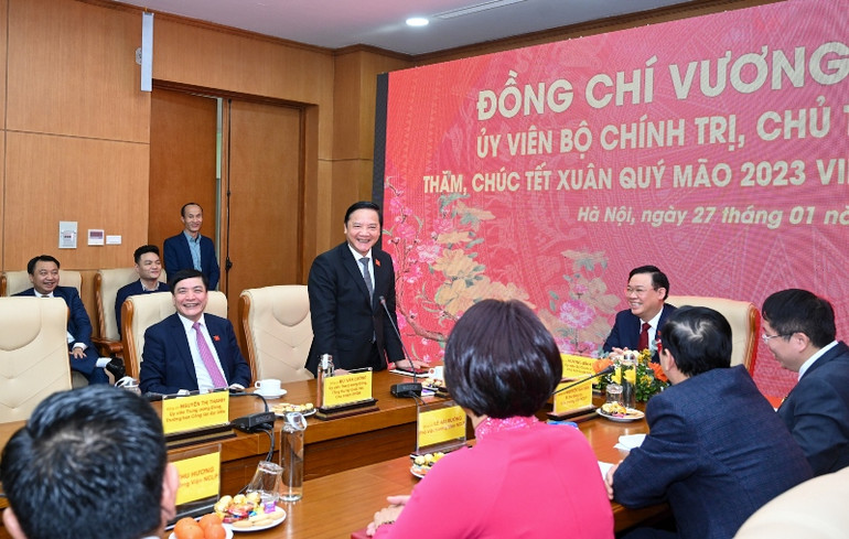 Phó Chủ tịch Quốc hội Nguyễn Khắc Định phát biểu tại buổi gặp mặt.