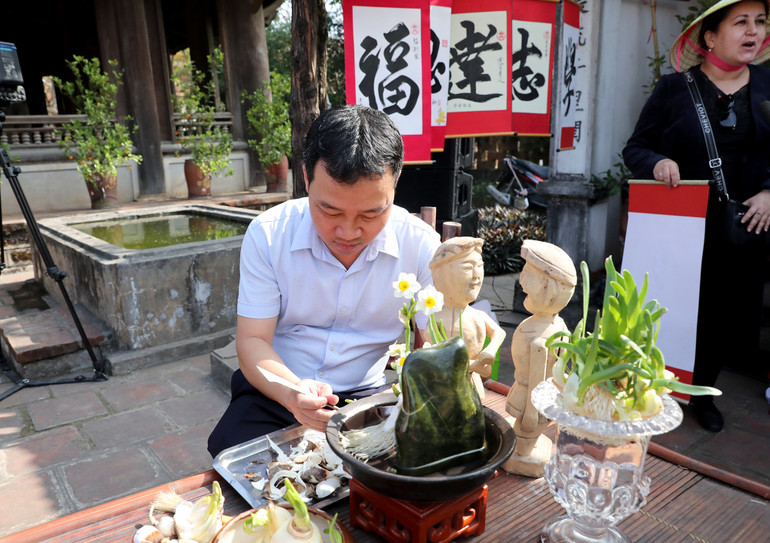 Trình diễn gọt củ thủy tiên ngày Tết.