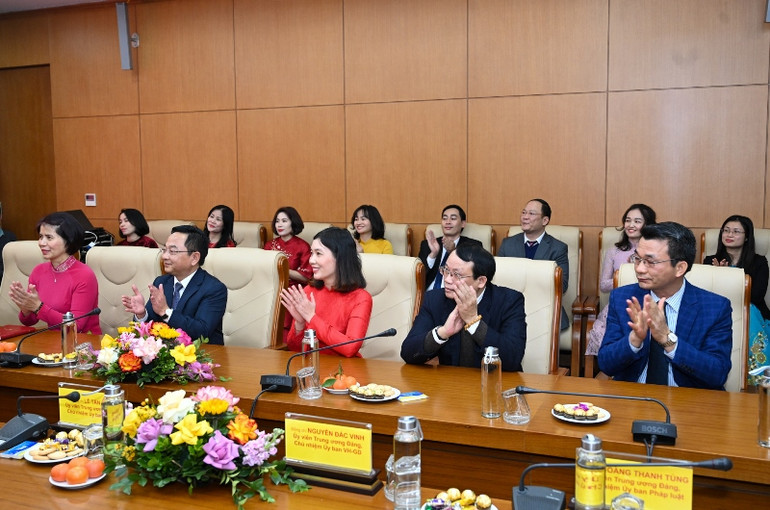 Cán bộ, công chức, viên chức Viện Nghiên cứu lập pháp dự buổi gặp mặt.