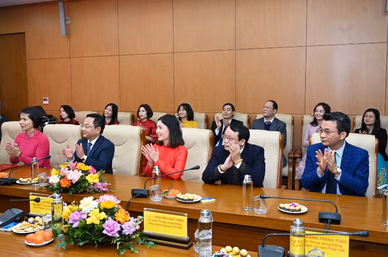 Cán bộ, công chức, viên chức Viện Nghiên cứu lập pháp dự buổi gặp mặt.