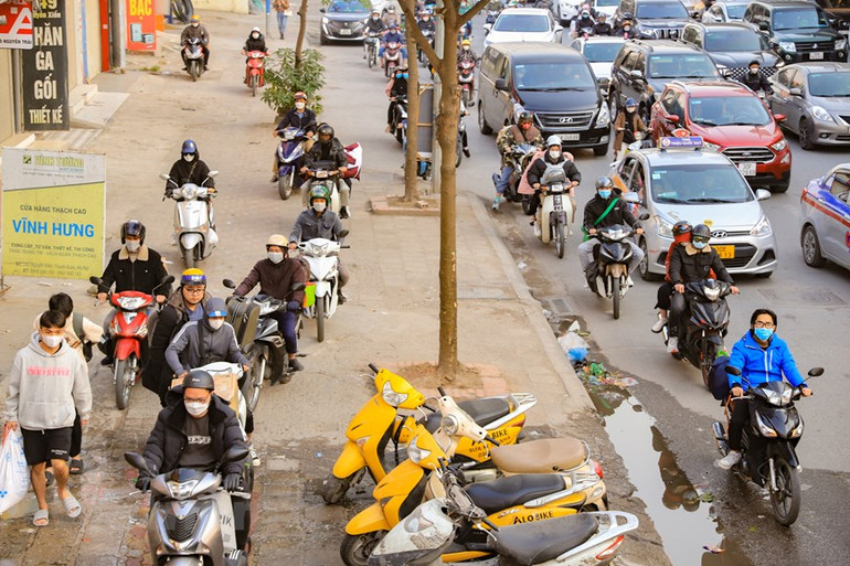 Giao thông ùn tắc khi nhiều người dân trở lại Thủ đô trong chiều 29/1 ảnh 11