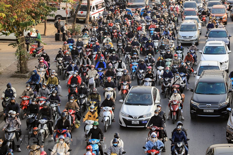 Giao thông ùn tắc khi nhiều người dân trở lại Thủ đô trong chiều 29/1 ảnh 4