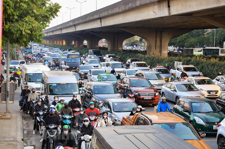 Giao thông ùn tắc khi nhiều người dân trở lại Thủ đô trong chiều 29/1 ảnh 13