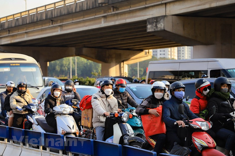 Giao thông ùn tắc khi nhiều người dân trở lại Thủ đô trong chiều 29/1 ảnh 8