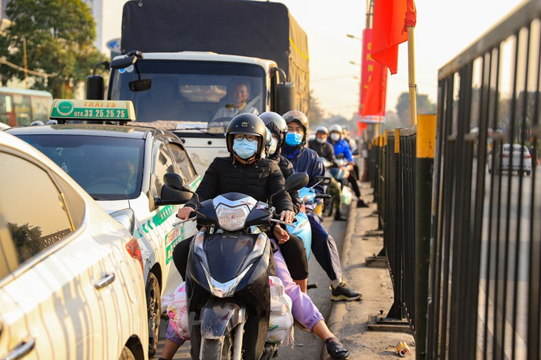 Giao thông ùn tắc khi nhiều người dân trở lại Thủ đô trong chiều 29/1 ảnh 6