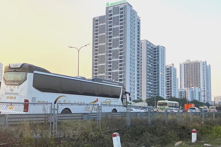 Giao thông ùn tắc khi nhiều người dân trở lại Thủ đô trong chiều 29/1 ảnh 14