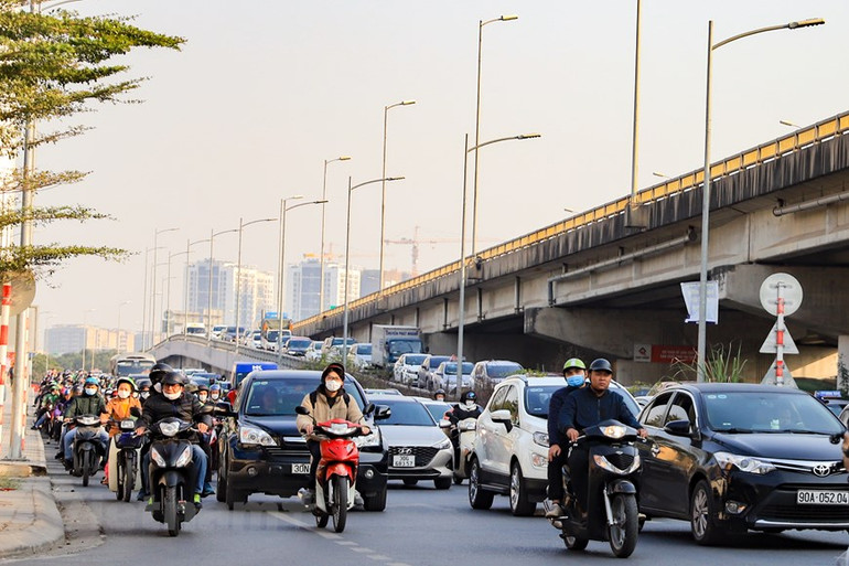 Giao thông ùn tắc khi nhiều người dân trở lại Thủ đô trong chiều 29/1 ảnh 7