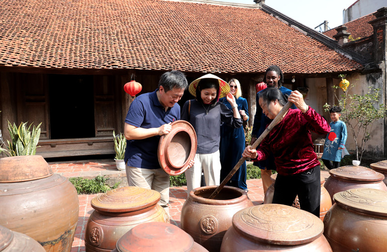 Tìm hiểu về nghề làm tương truyền thống làng Đường Lâm.