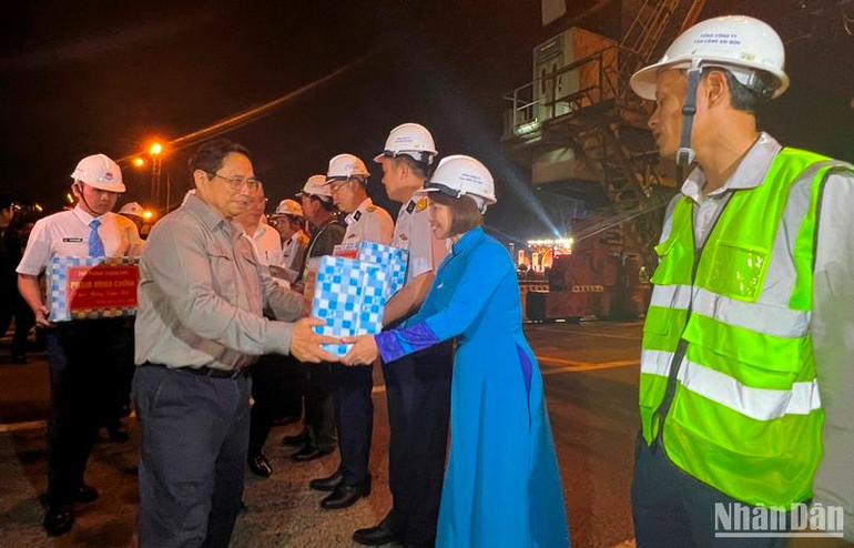Thủ tướng Phạm Minh Chính tặng quà, chúc Tết các cán bộ, kỹ sư trong ca làm việc tối mùng 8 Tết.