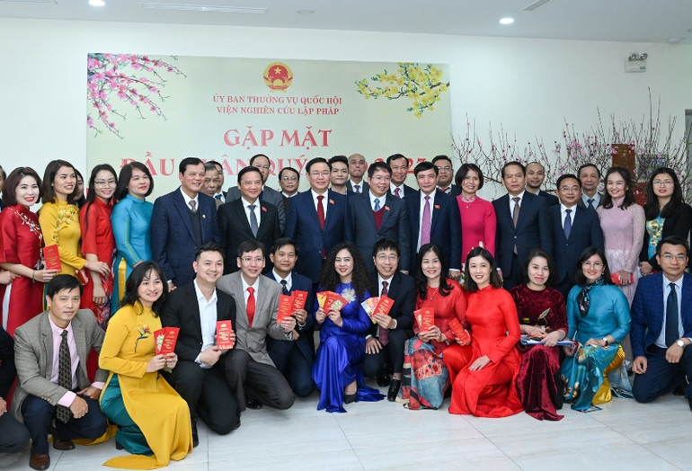 Chủ tịch Quốc hội Vương Đình Huệ và các đại biểu chụp ảnh lưu niệm với cán bộ, công chức, viên chức và người lao động Viện Nghiên cứu lập pháp.