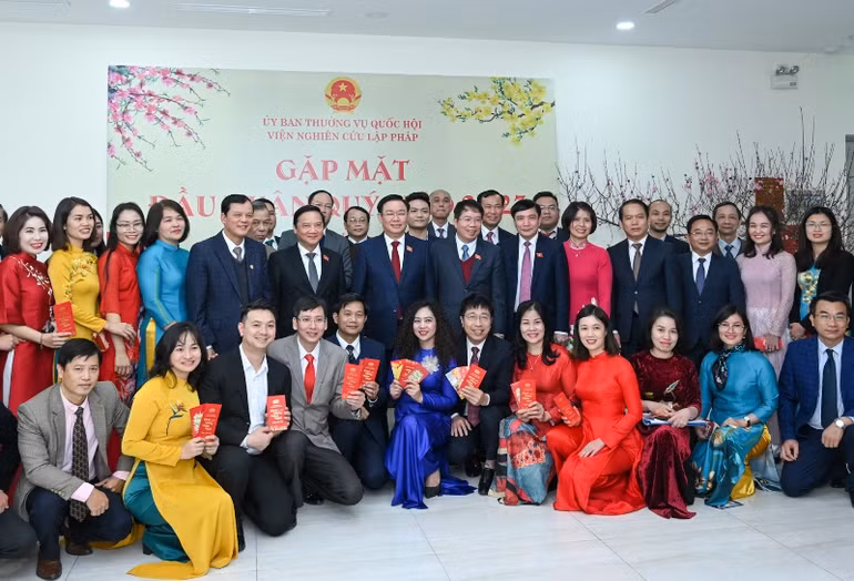 Chủ tịch Quốc hội Vương Đình Huệ và các đại biểu chụp ảnh lưu niệm với cán bộ, công chức, viên chức và người lao động Viện Nghiên cứu lập pháp.