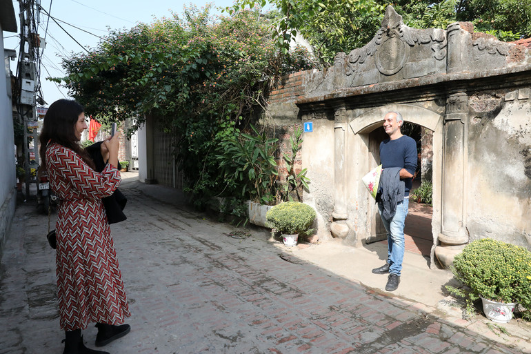 Tham quan các ngôi nhà cổ tại Đường Lâm.