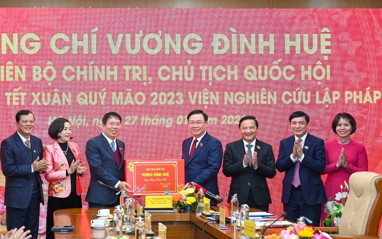 Chủ tịch Quốc hội Vương Đình Huệ trao tặng quà Tết cho Viện Nghiên cứu lập pháp.