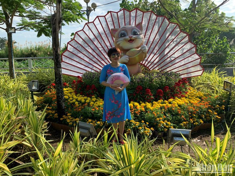 Chụp ảnh lưu niệm với linh vật Mèo tại Vườn hoa xuân tết Quý Mão 2023.