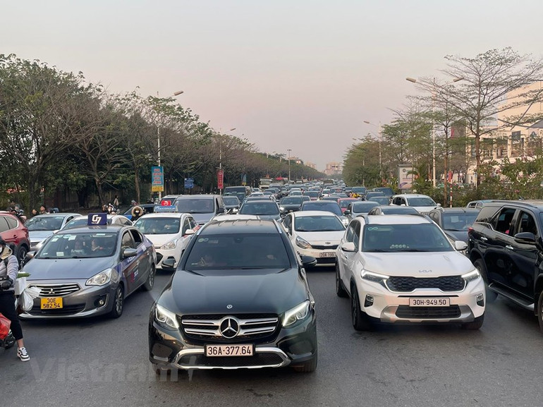 Giao thông ùn tắc khi nhiều người dân trở lại Thủ đô trong chiều 29/1 ảnh 15