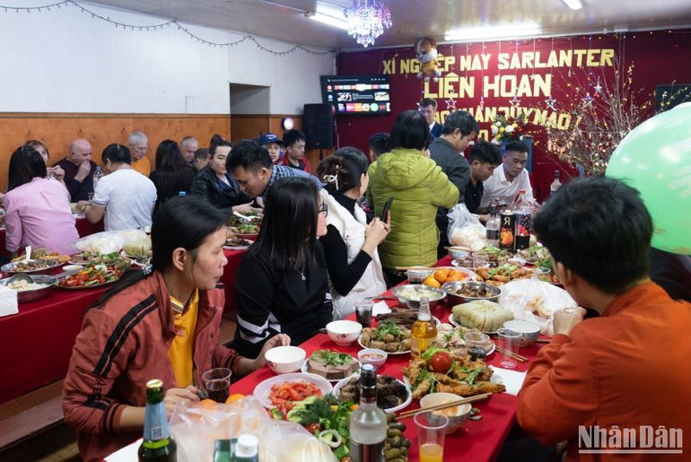 Liên hoan cuối năm trong xưởng ông Tiếu.