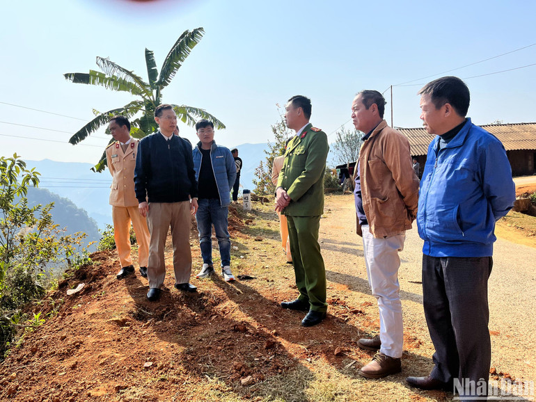 TS Trần Hữu Minh, Chánh văn phòng Ủy ban An toàn giao thông kiểm tra hiện trường xảy ra tai nạn giao thông