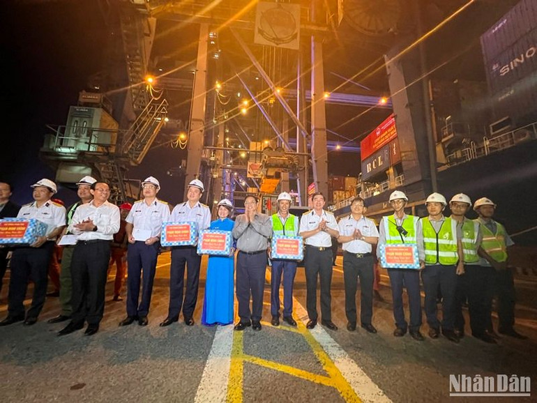 Tổng công ty Tân Cảng Sài Gòn trao ủng hộ quỹ vì người nghèo của Thành phố Hồ Chí Minh và các địa phương của thành phố.