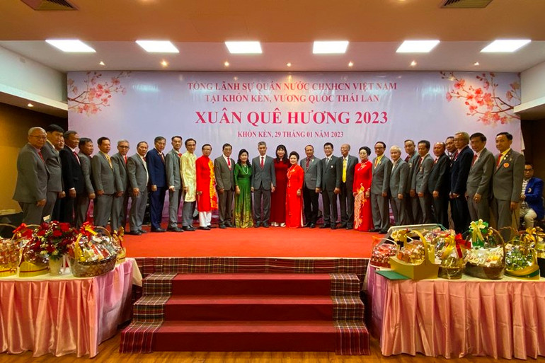 Các đại biểu cùng chụp ảnh lưu niệm.