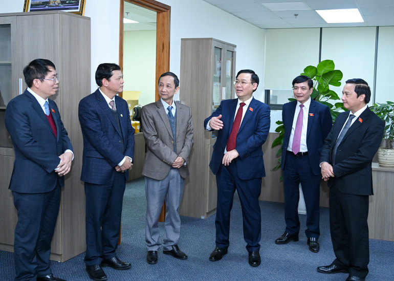 Chủ tịch Quốc hội Vương Đình Huệ trao đổi với cán bộ Viện Nghiên cứu lập pháp.